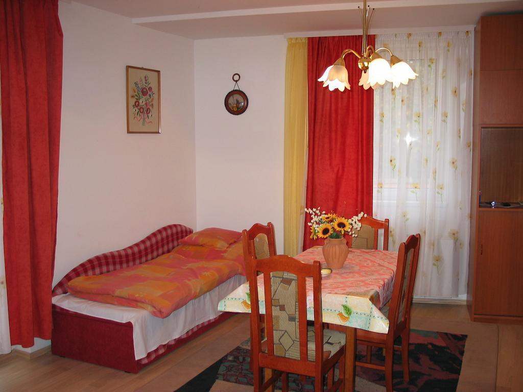 Jazmin Panzio Hotell Hajdúszoboszló Rum bild