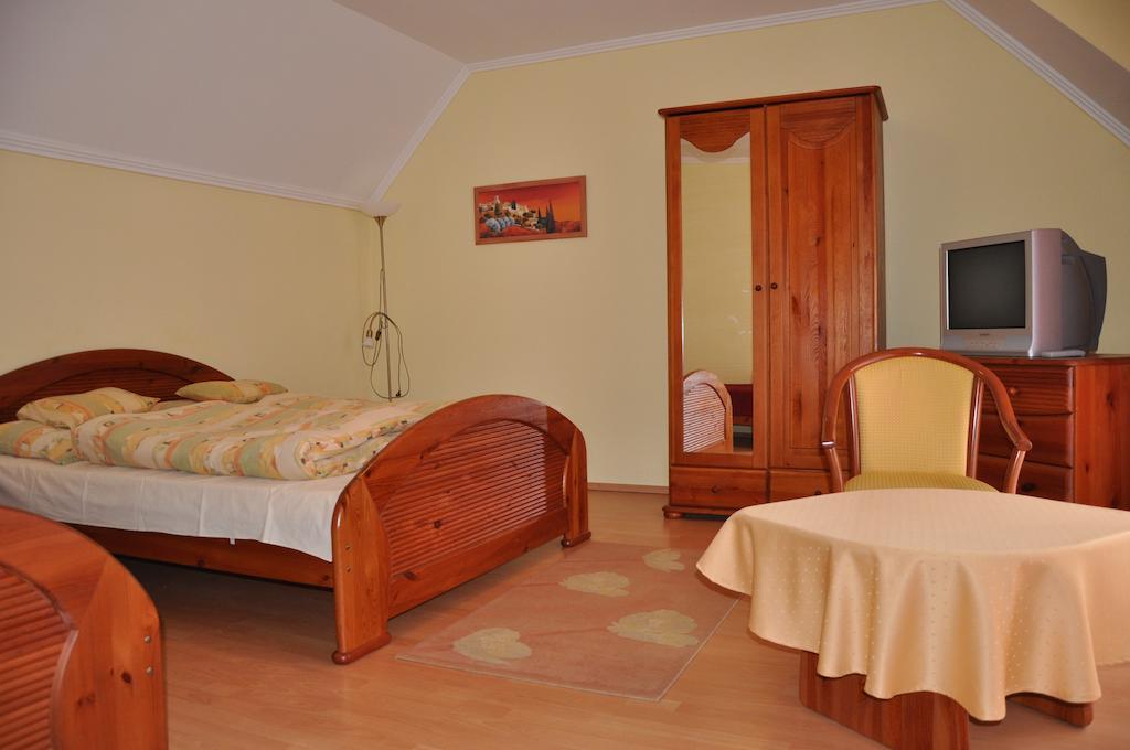 Jazmin Panzio Hotell Hajdúszoboszló Rum bild